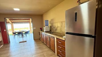 Vila | Dapur pribadi | Microwave, peralatan masak/sendok-piring, dan lemari pembeku