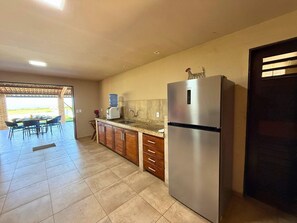 Villa | Cocina privada | Microondas, utensilios de cocina y congelador 