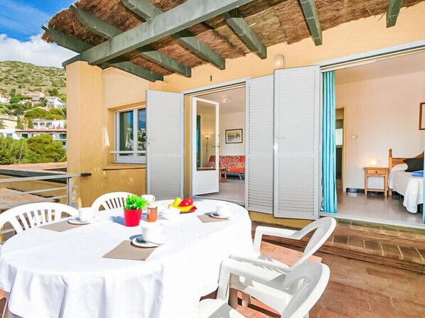 Maison, 3 chambres, terrasse | Restauration extérieure