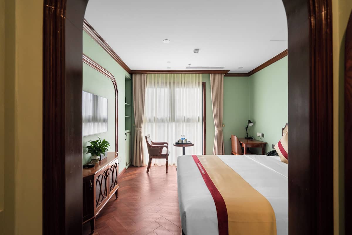 Deluxe Room, City View | Peti besi dalam bilik, meja, Wi-fi percuma