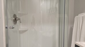 تجهيزات دش، مجففات شعر، مناشف، صابون