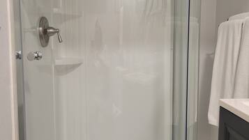 Dusj, hårføner, håndklær og såpe