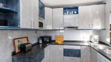 House, 3 Bedrooms | Private kitchen