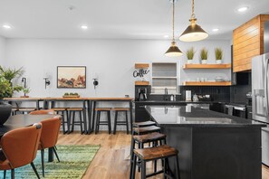 Kylskåp, mikrovågsugn, ugn och spishäll