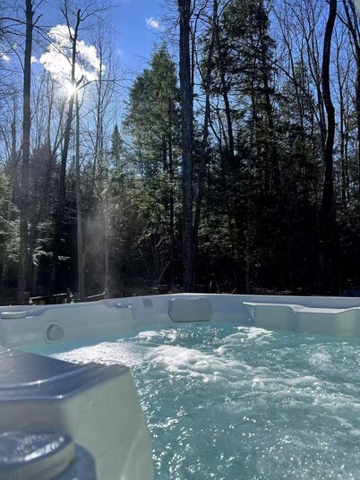 Charming private 3-bedroom on 3 acres in Sebago, Pool, Hot Tub, Large Firepit