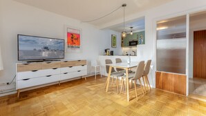 Eine moderne Küche mit Mikrowelle, Herd und Essbereich mit Stühlen und Tisch.