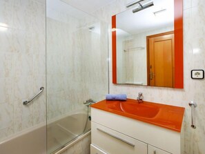 Rumah, 4 kamar tidur, teras | Kamar mandi