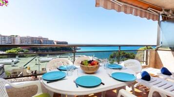 House, 4 Bedrooms, Terrace | Tempat makan luar