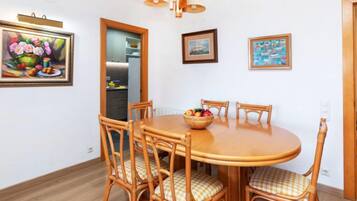 House, 4 Bedrooms, Terrace | Tempat makan