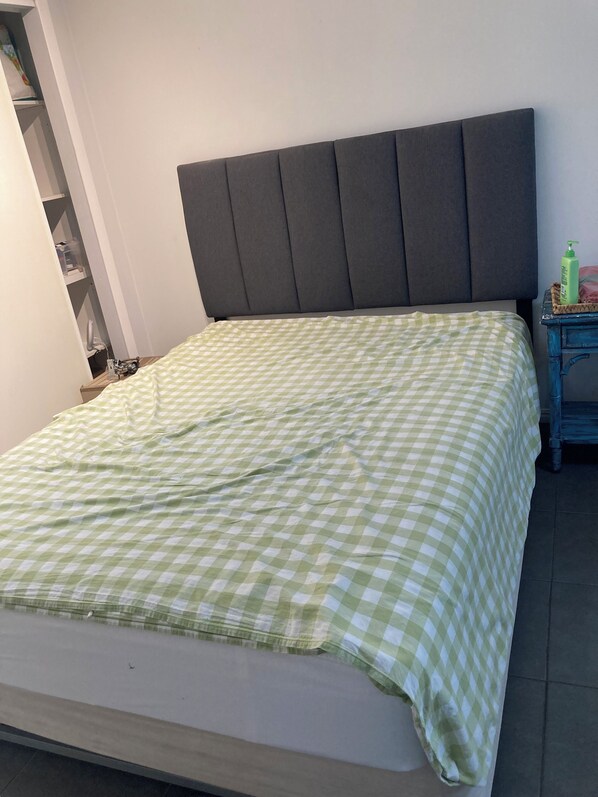 Iron/ironing board, bed sheets