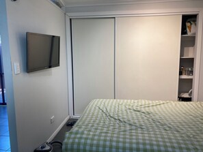 Iron/ironing board, bed sheets