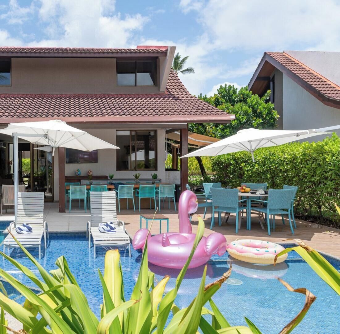 Bungalow | Pool | Inomhuspool, utomhuspool, parasoller och solstolar