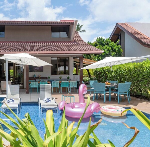 Bangalô | Piscina | Piscina interna, piscina externa, guarda-sóis, espreguiçadeiras