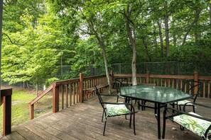Outdoor dining - Catch Some ZZZ's at the Grizzly Cottage (Monteagle)