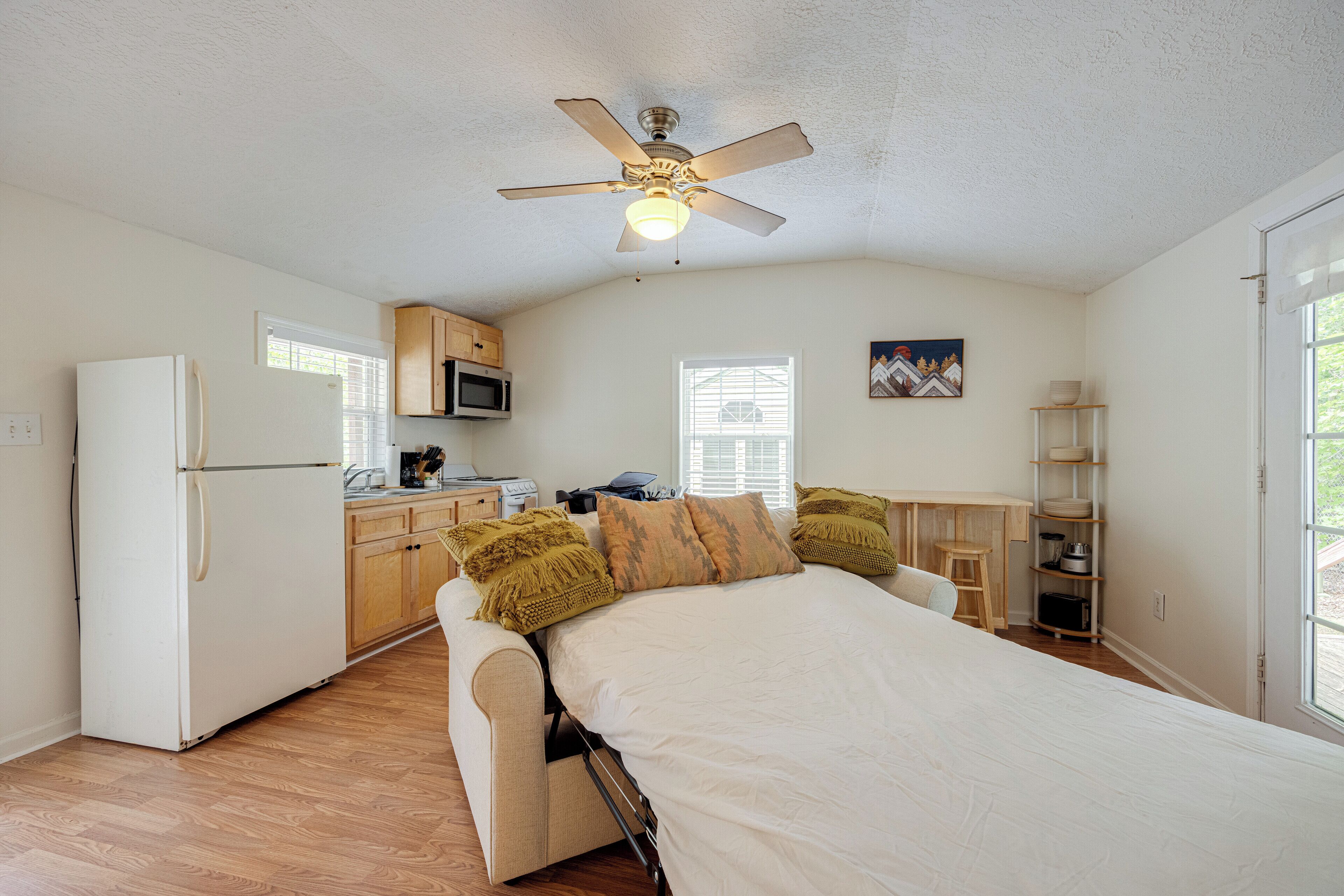 2 bedrooms, internet, bed sheets