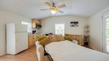 2 bedrooms, internet, bed sheets