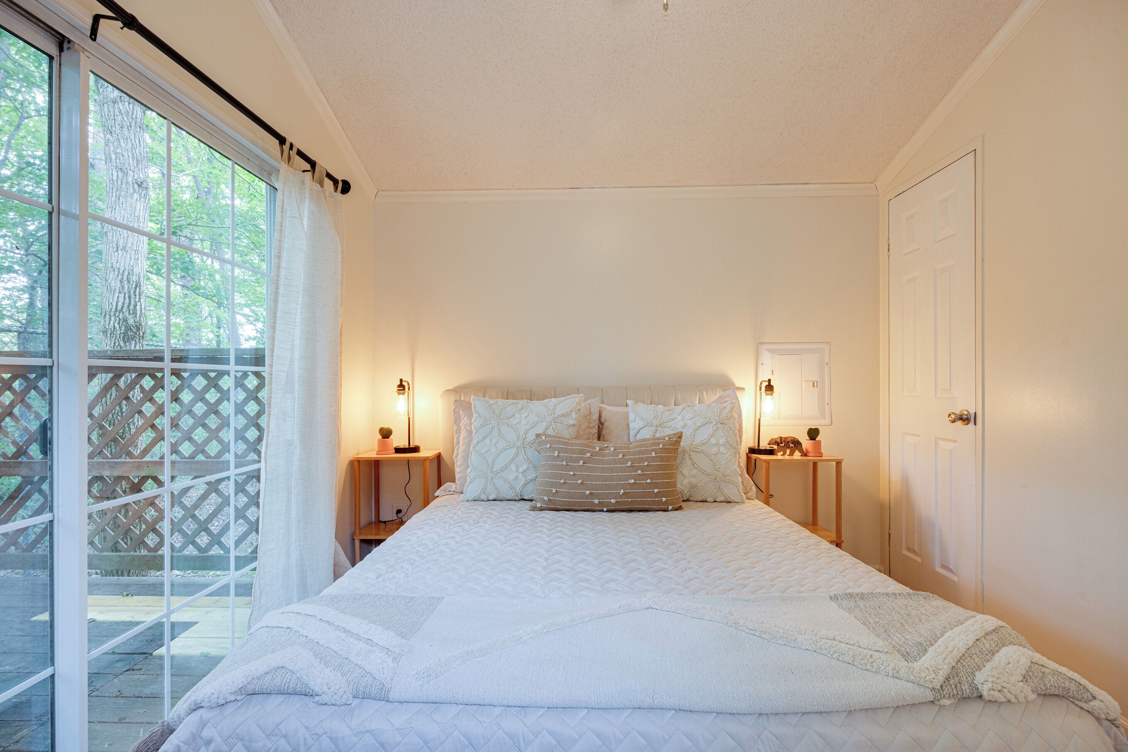 2 bedrooms, internet, bed sheets