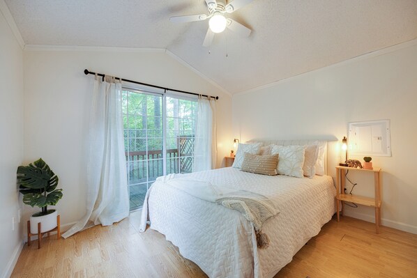 2 bedrooms, internet, bed sheets - Catch Some ZZZ's at the Grizzly Cottage (Monteagle)