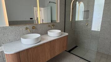 Een douche, een haardroger, handdoeken, toiletpapier