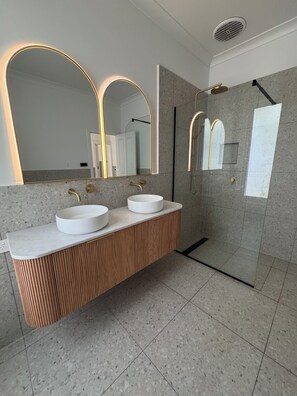 Shower, hair dryer, towels, toilet paper - OCEAN VIEWS ON GRAND JUKES ST - Spacious property with gorgeous views & gardens (Warrnambool)
