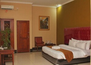 Laptop workspace, free WiFi - Rizen Padjadjaran Hotel (Bogor)