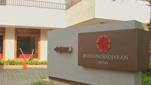 A sign for Rizen Padjadjaran Hotel with a directional arrow. - Rizen Padjadjaran Hotel (Bogor)