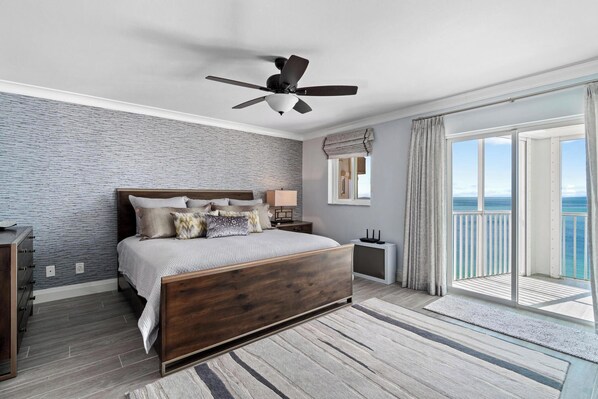 Tabla de planchar con plancha, wifi gratis y ropa de cama 