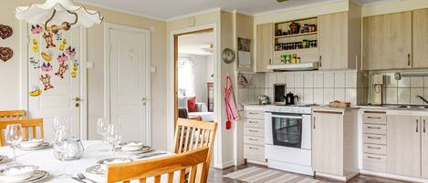 Kühlschrank, Mikrowelle, Ofen, Geschirrspüler