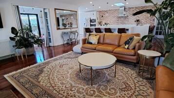 TV, caminetto, impianto stereo