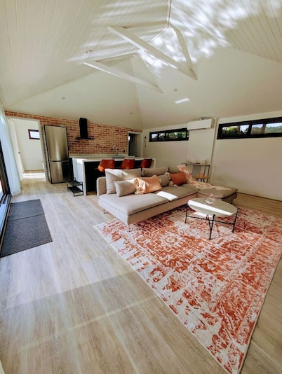 Relaxing Pool House Escape in Duncraig