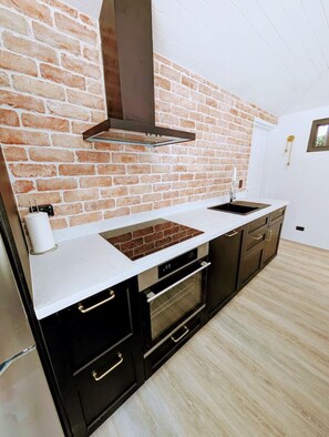 Een koelkast, een microgolfoven, een oven, een kookplaat