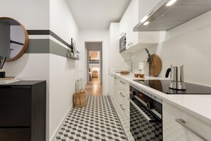 Jääkaappi, mikroaaltouuni, uuni, liesi