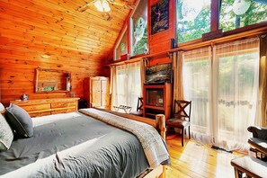 3 bedrooms, iron/ironing board, travel crib, free WiFi