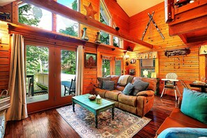 智能電視、壁爐、足球機、書籍