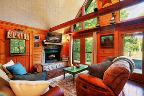 智能電視、壁爐、足球機、書籍