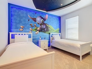 6 bedrooms, desk, travel cot, free WiFi - Solterra Luxury 6BR Villa with Game Room & Pool (Davenport)