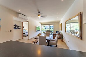 Apartamento luxo, 2 quartos, vista para o lago, no piso térreo | Sala de jantar