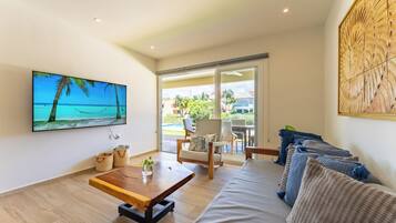 Deluxe appartement, 2 slaapkamers, uitzicht op meer, op benedenverdieping | Woonruimte | Een 65-inch lcd-televisie met digitale zenders en Netflix