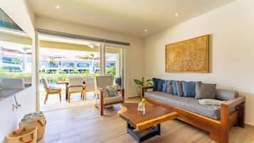 Leilighet – deluxe, 2 soverom, utsikt mot innsjø, 1. etasje | Oppholdsområde | En 65-tommers LCD-TV med digitale kanaler samt Netflix