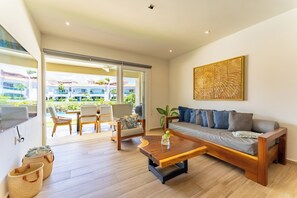 Deluxe Apartment, 2 Bedrooms, Lake View, Ground Floor | Living area