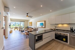 华丽公寓, 2 间卧室, 湖景, 一层 | 私人厨房 | 大冰箱、微波炉、烤箱、炉灶