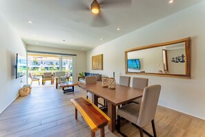 Apartamento luxo, 2 quartos, vista para o lago, no piso térreo | Sala de jantar