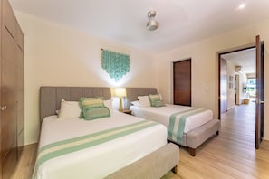 Appartement Deluxe, 2 chambres, vue sur le lac, rez-de-chaussée | Coffre-fort, rideaux d’obscurcissement, système d’insonorisation