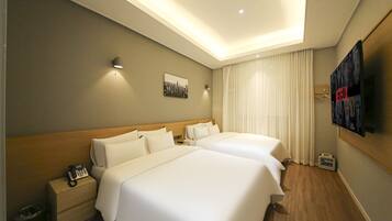 Royal Twin Room | Laptop workspace, blackout curtains, soundproofing, free WiFi