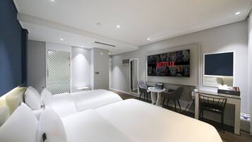 Habitación con 2 camas individuales, vista al lago | 1 habitación, espacio para trabajar con laptop y cortinas blackout