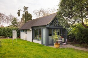 Property grounds - Robin`s Nest, 1 bedroom near Wimbledon (London)