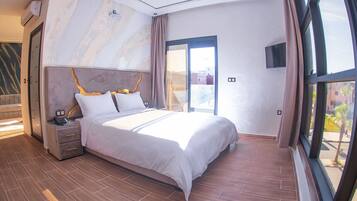 Suíte família, sacada, vista para a cidade | Escrivaninha, Wi-Fi de cortesia, roupa de cama