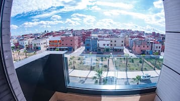 Camera singola, balcone, vista città | 1 camera, una scrivania, Wi-Fi gratuito, lenzuola