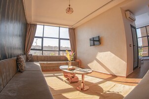 家庭套房, 阳台, 城市景观 | 办公桌、免费 WiFi、床单