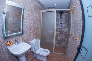 Family Suite, Balcony, City View | Bathroom